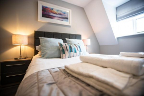 Urban Living's The Hopkins, Beautiful City Apartment with Private Parking